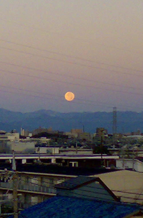 静岡の方に見える月
