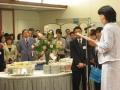 大阪原告代表　桑田さんが挨拶　写真中央には公明党太田代表の姿も