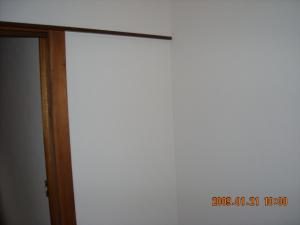 既存のドアを利用した壁を作り壁紙（クロス）を張替えました